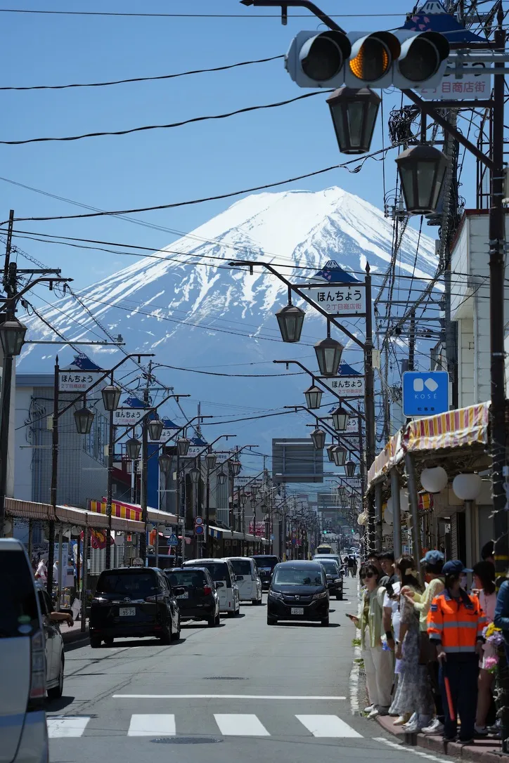 富士山下·人们会在红灯时到路中间拍照