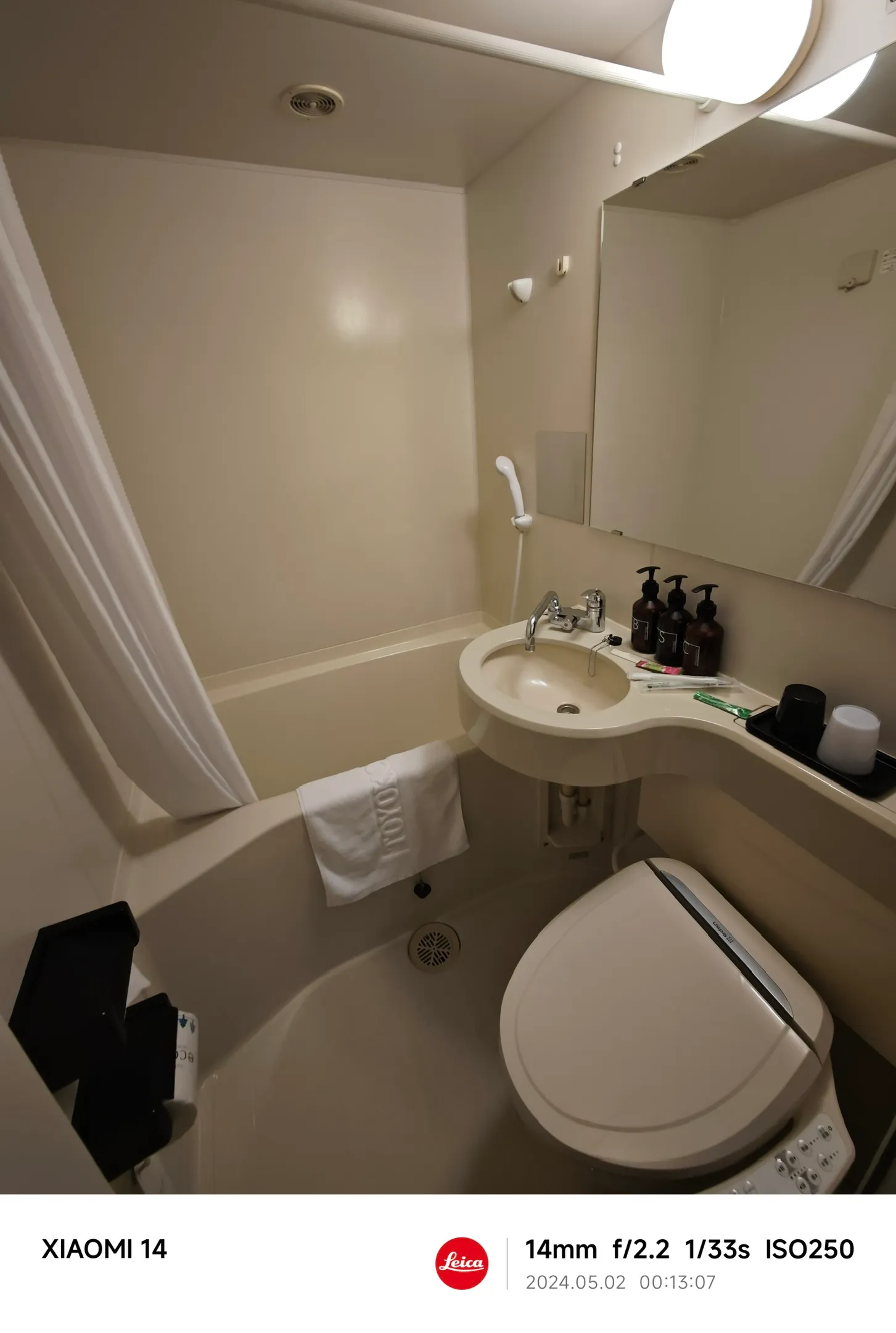 非常小的酒店卫生间