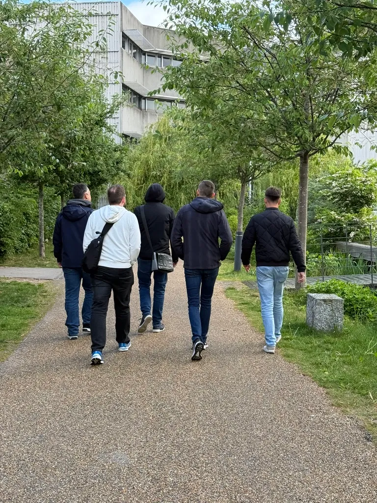 这几个老哥都是去会场的