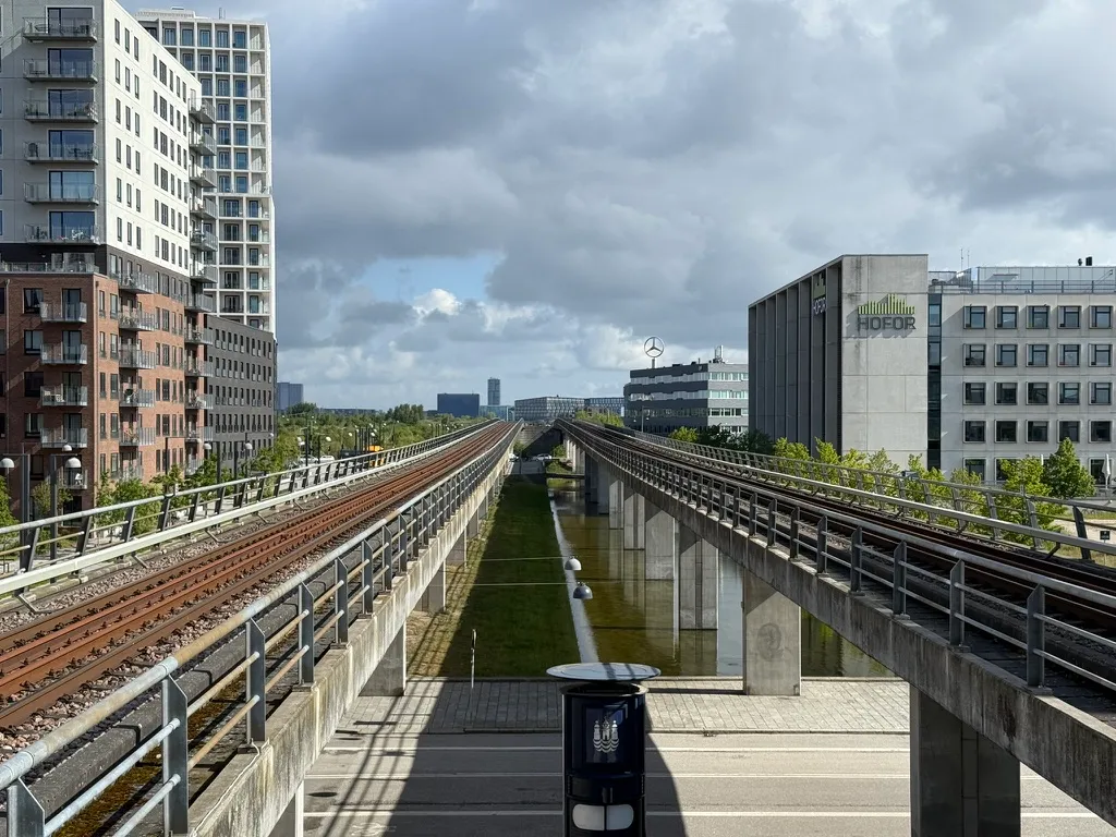 低矮的办公楼和天际线