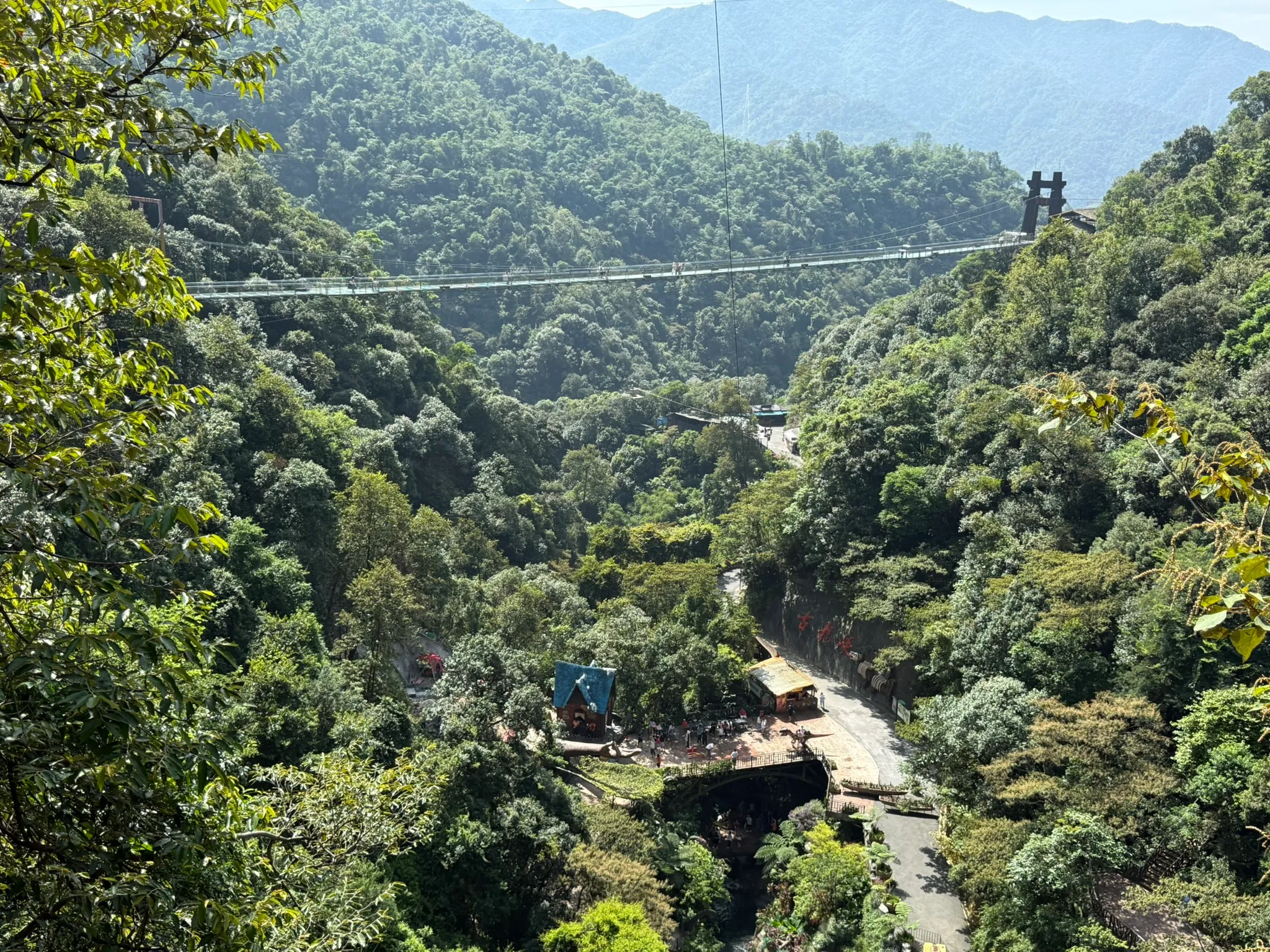 远瞰古龙峡玻璃桥