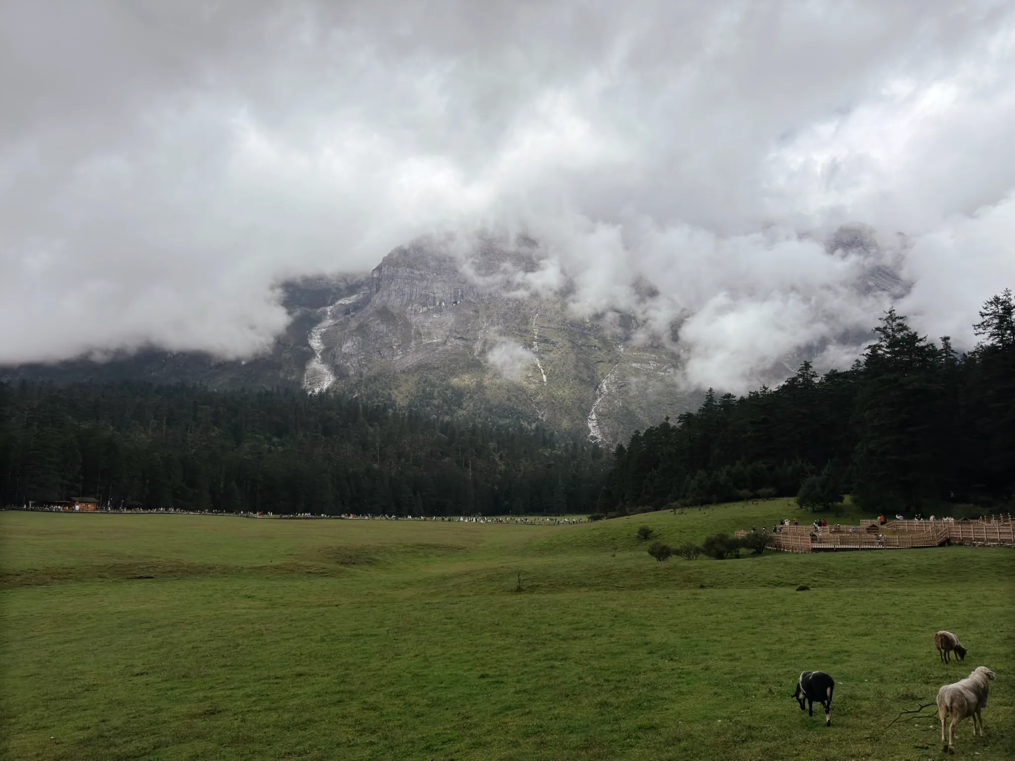 玉龙雪山被云挡住