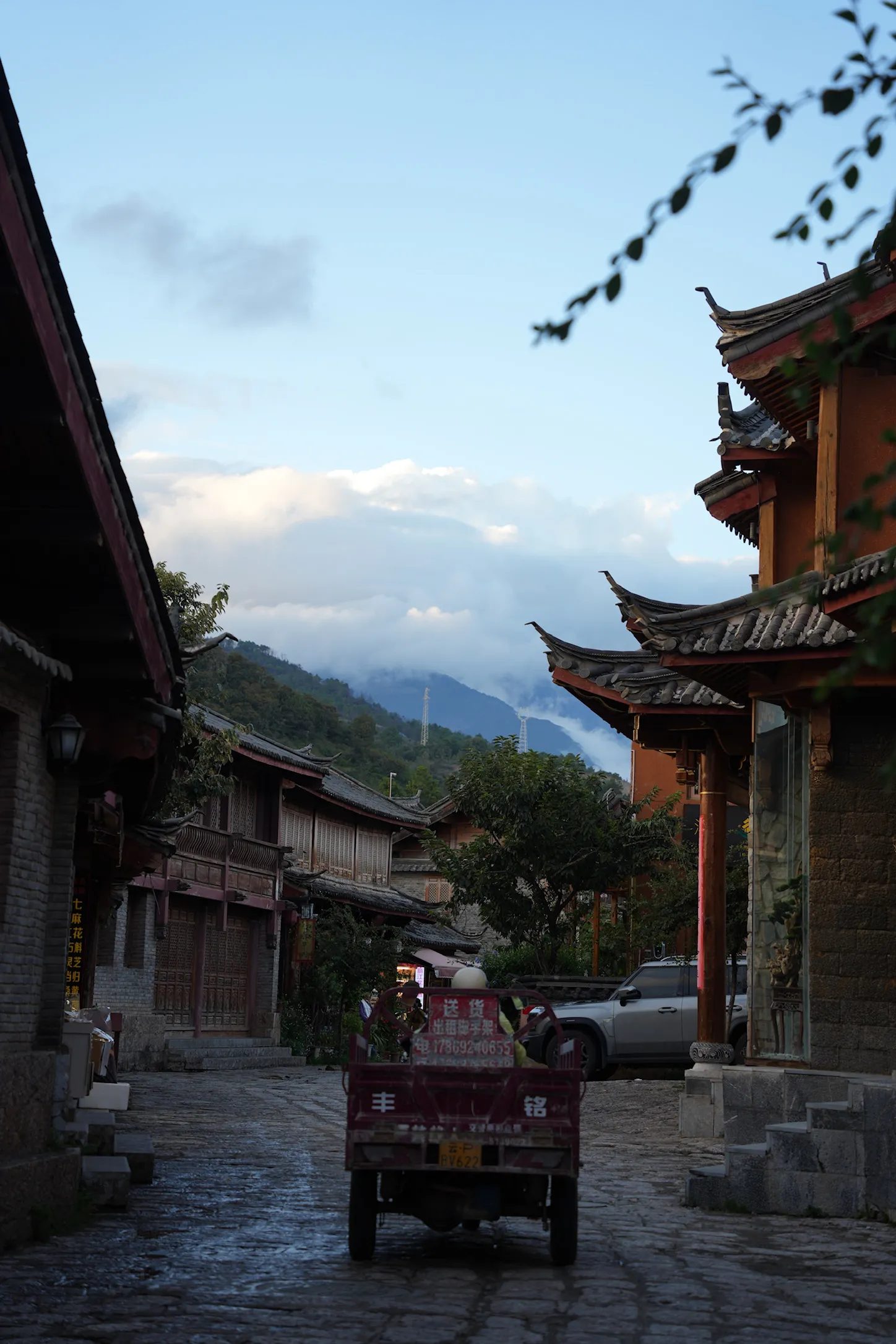 束河古镇可以看到一点玉龙雪山