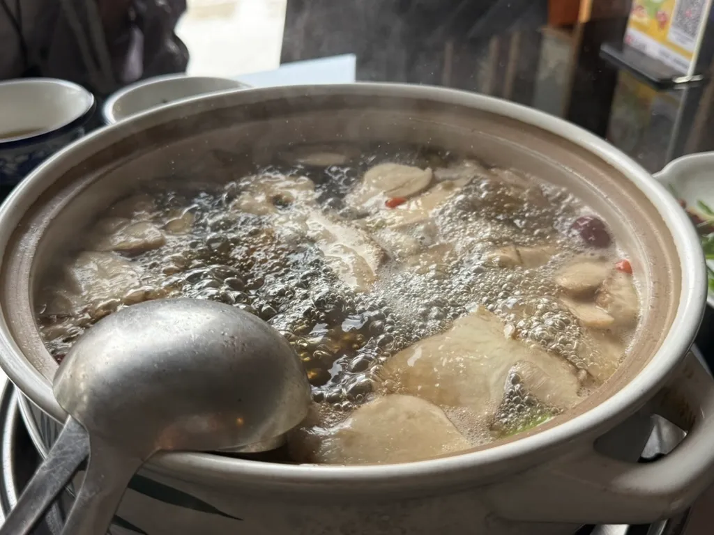 落地先吃菌子锅！