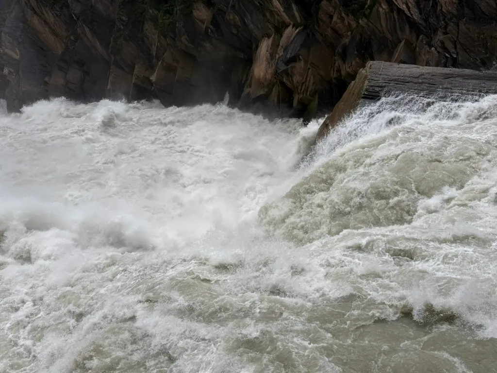 虎跳峡很壮观，可惜我拍不出来